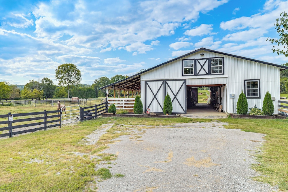 Luxe Stable Suite: Farm Stay in Lebanon!