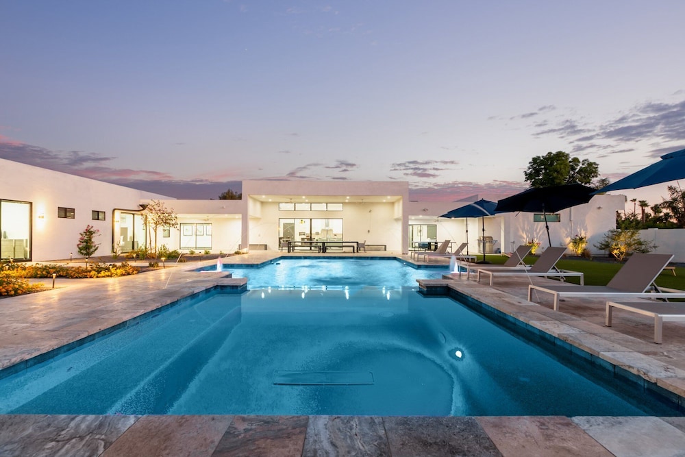 Luxe - Modern Mansion - Private Resort