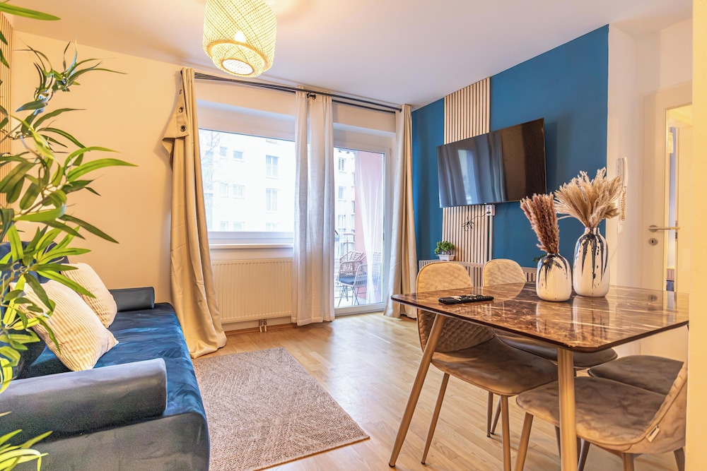 9 Min Metro City Center 1BR 1LR Balcony