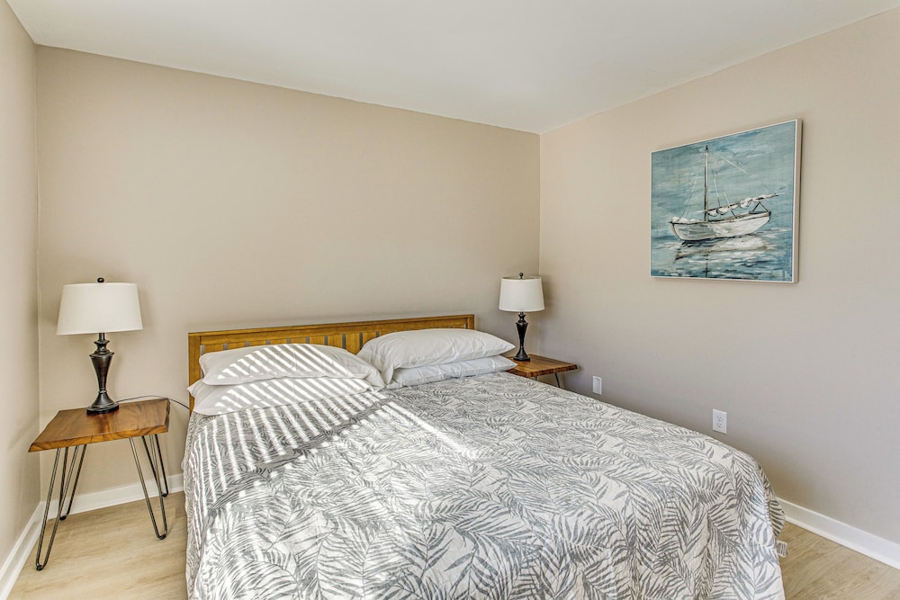 Walk to Ocean: Pool-view Condo in Myrtle Beach!