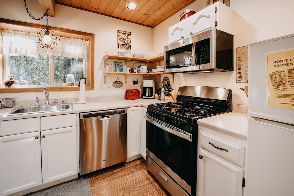 04sl- Hot Tub - Bbq - Pets Ok - Sleeps 5 1 Bedroom Home by RedAwning