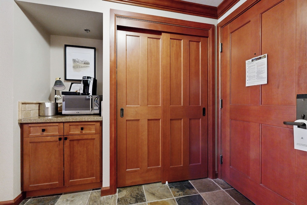 2BR Resort Condo Ski-in/ski-out, Pool, Hot Tub