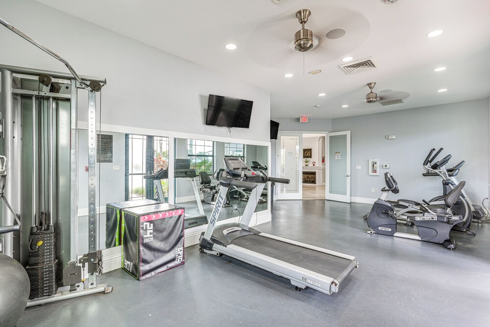 Near Disney & Legoland: Spacious Poolside Oasis!