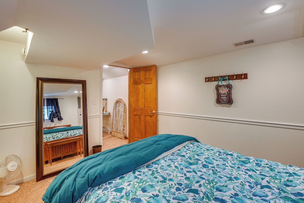 Lakefront Log Cabin Retreat w/ Hot tub + Kayaks!