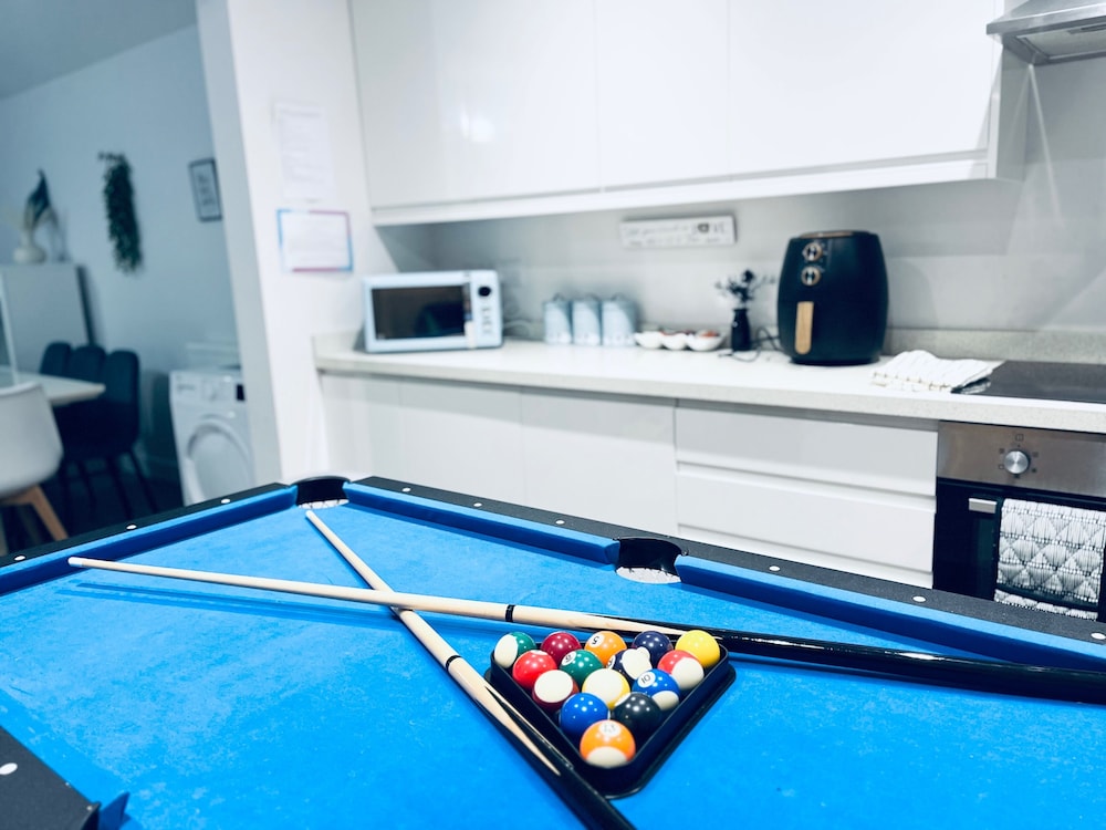 House - Sleeps 12 - Hot tub - Pool Table - Parking