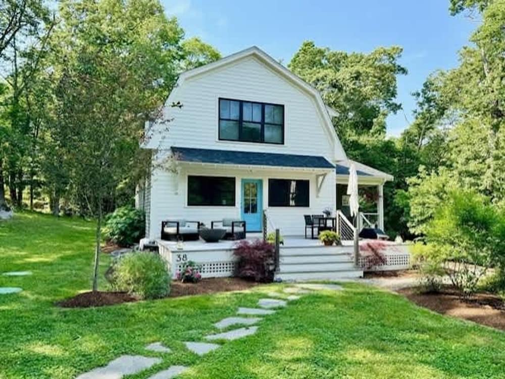 Modern 3b3b Country House and Barn on Quiet Road
