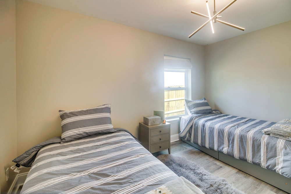 Charlotte Gem w/ Deck & Community Amenities
