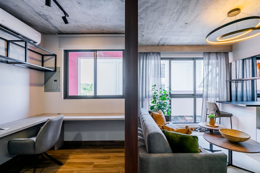 w Stunning 2BR w Great Deco in Centriqo
