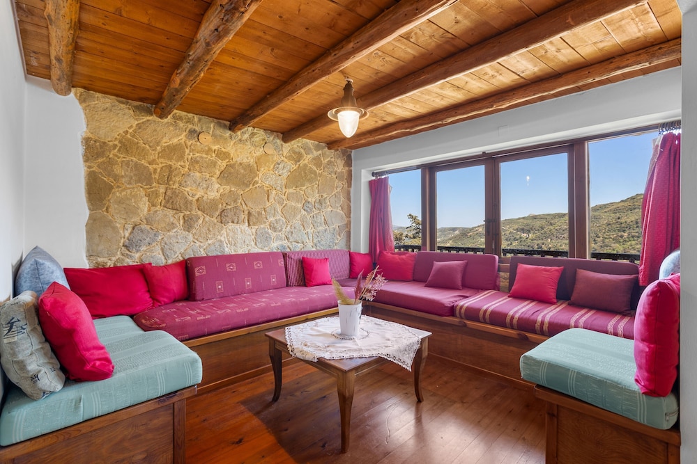 Countryside Apartment 1 With Shared Swimming Pool