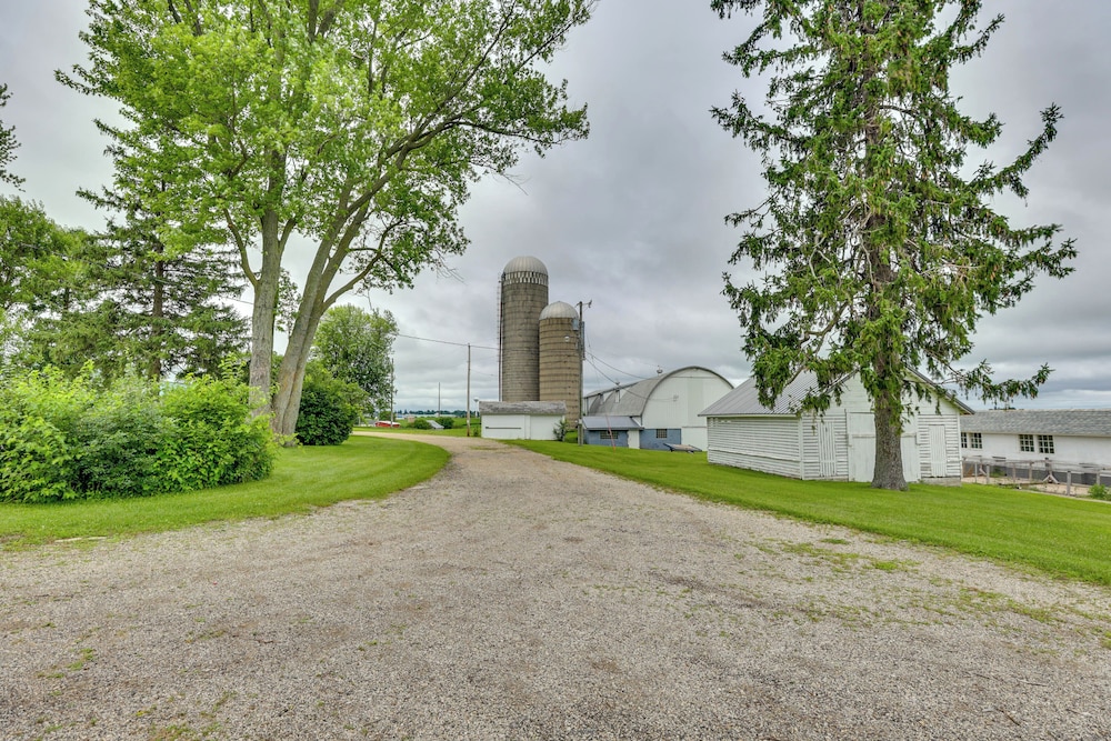 Group Getaway: Luxe Farmhouse in Mt Horeb!