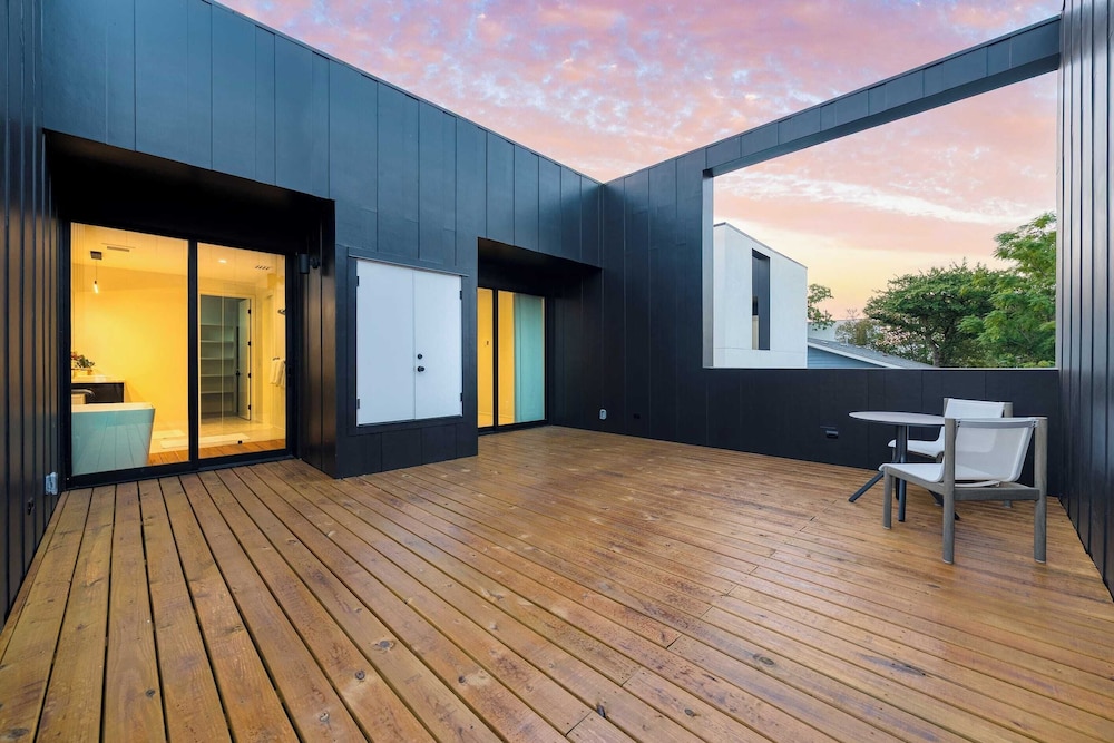 Modern East Austin Home w/ Pool, Near Downtown & Lady Bird Lake Casa 1803 by Avantstay