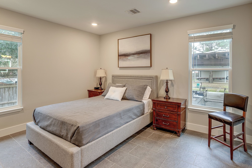 Pets Welcome: Home w/ Deck & Patio in Hockley!