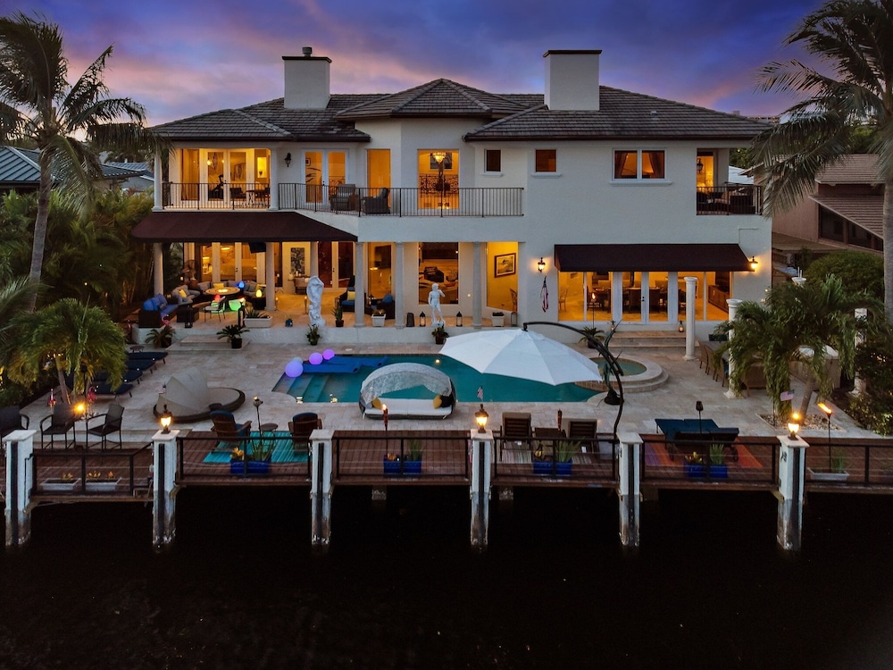 Luxury Home Villa D' Amore Southern Florida Paradise Sleeps 10 5 Bedroom Villa by RedAwning - Image 3