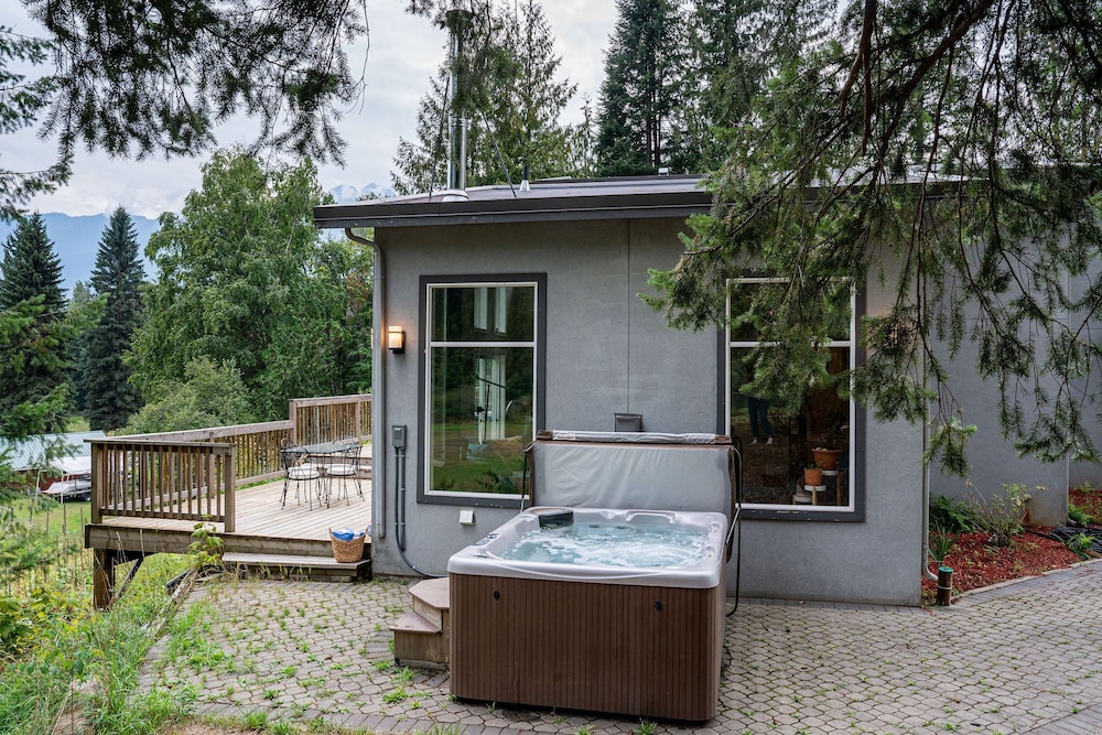 Revelstoke Lakehouse by Revelstoke Vacations