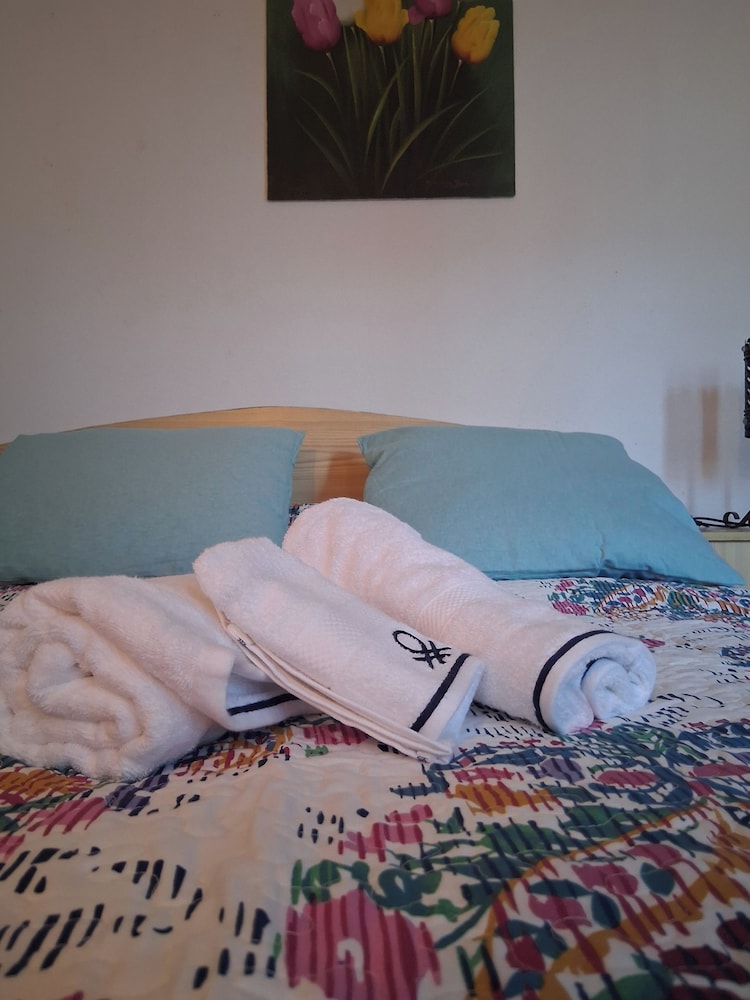 2 Bed Island Retreat-sleeps 4-5 Min Walk To Beach
