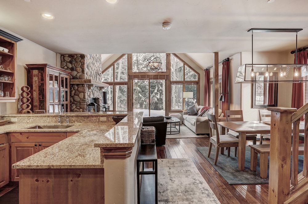 Beaver Creek Vacations - High Ceilings, Natural Light- 3 Bedroom Arrowhead Ge Condo by RedAwning - Property Image 1
