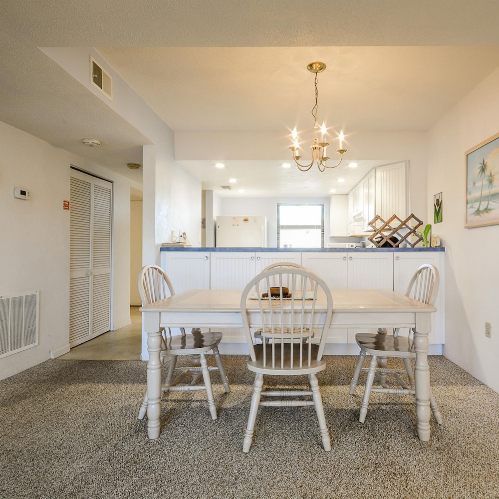 Cr516- Cozy 1 Bedroom 1 Bath Ocean View Condo Located on the car Free Beach view 5