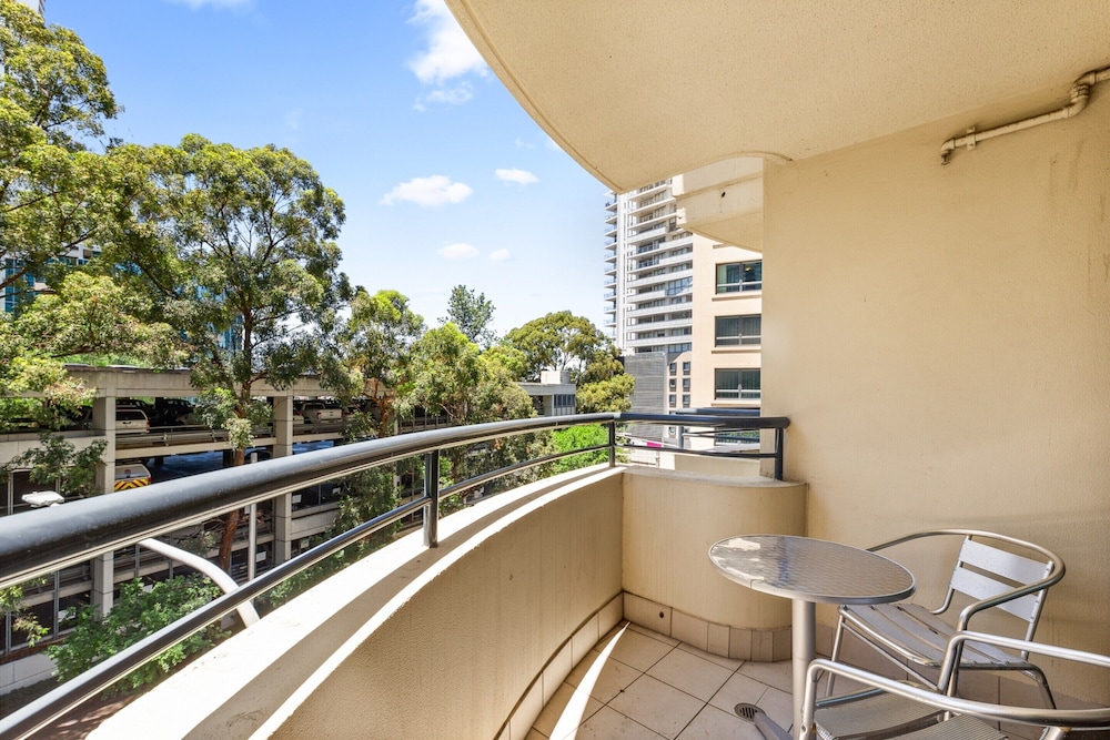 Sleek 1-bed by Jubilee Park With Pool