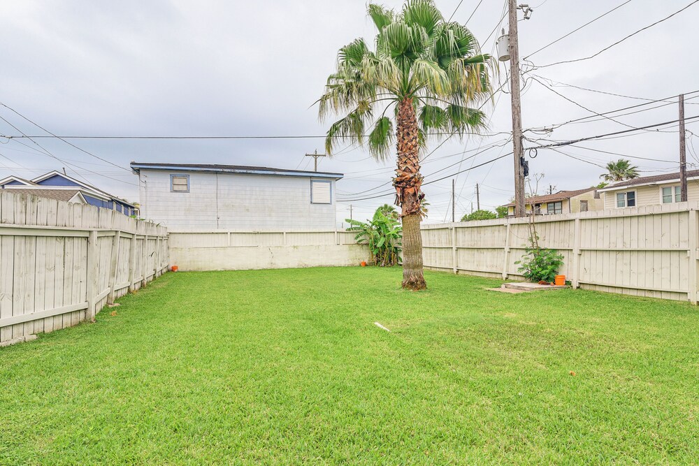 < 1 Mi to Beaches: Galveston Retreat w/ Patio!