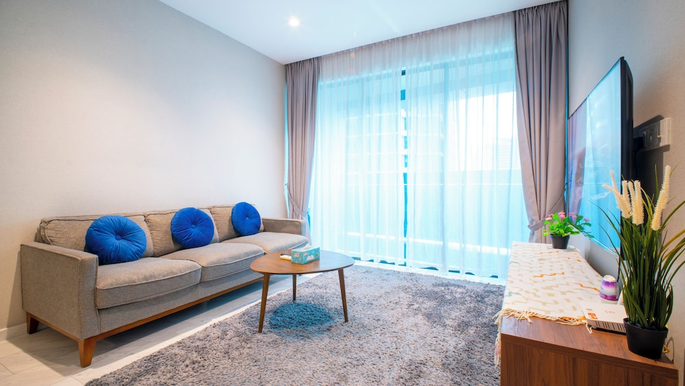 Moonway Luxury Suites At Eaton Residence