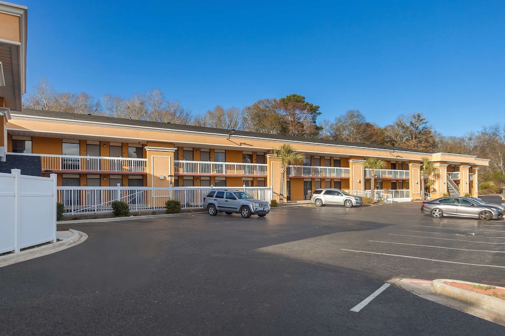 Lumberton Vacations - Rodeway Inn - Property Image 13