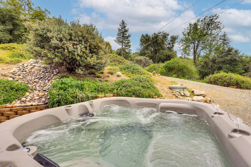 Hot Tub, Games & Sports: Luxury Yosemite Escape