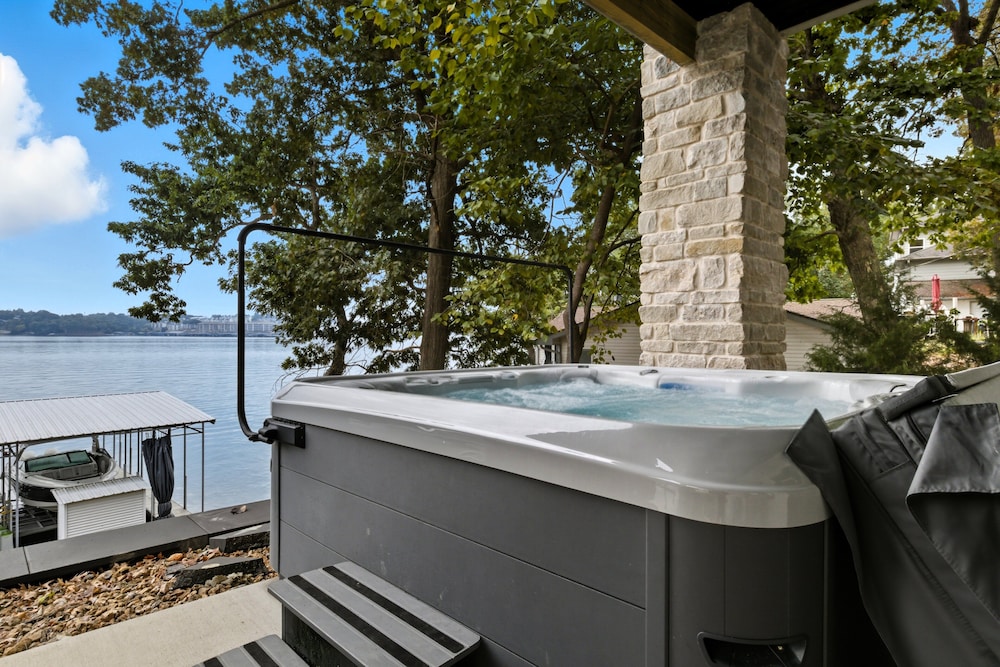 Huge Private Dock w/ 2 Slips + 2pwc, Beautiful Views, Lakeside Hot Tub, Pool & Pickleball