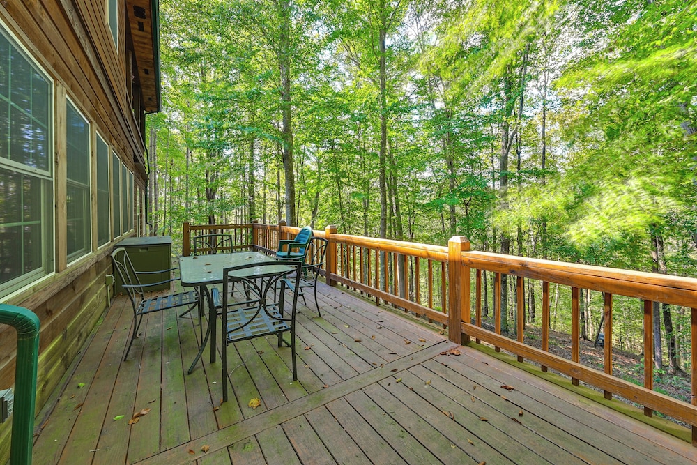 3 Mi to Dale Hollow Lake: Wooded Retreat w/ Decks!