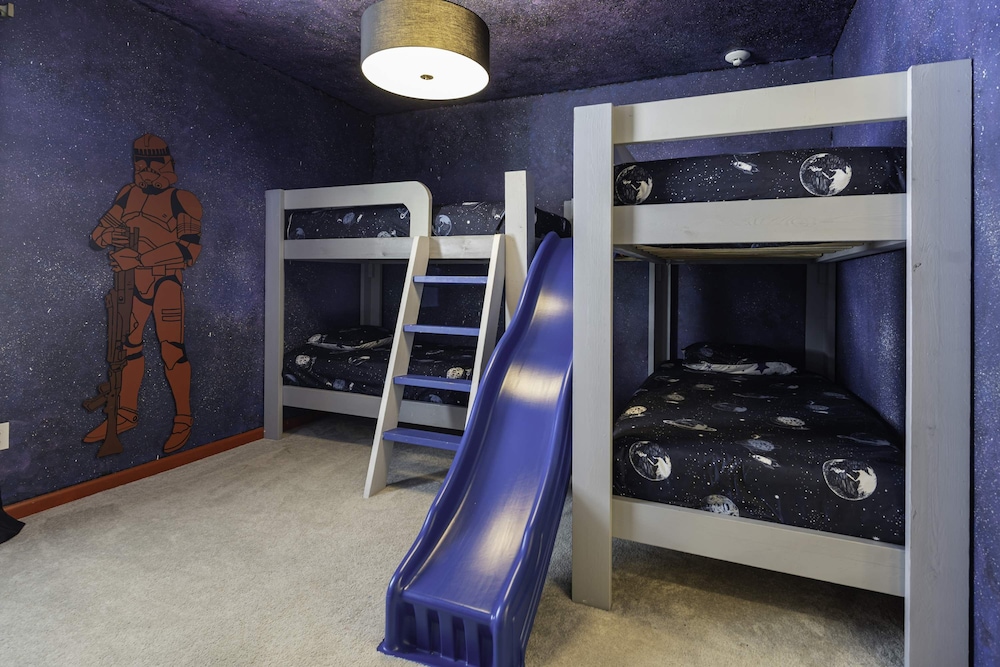Family Villa w Pool Games n Themed Rooms