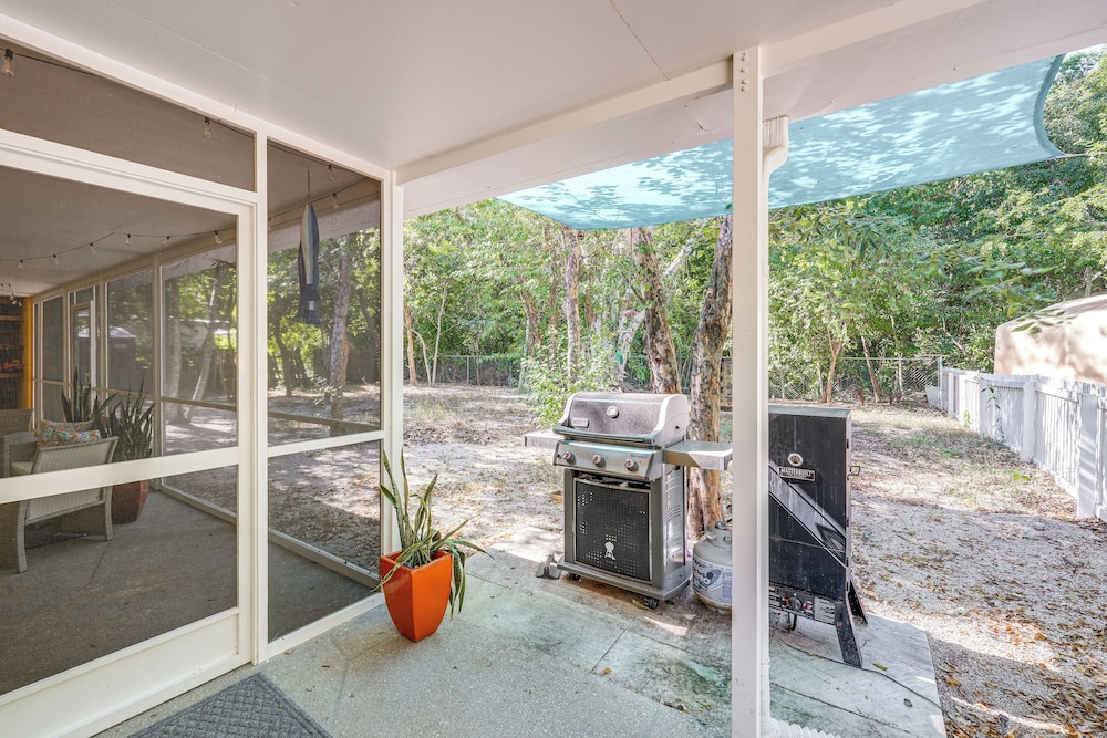 Walk to Harry Harris Beach: Getaway w/ Grill!