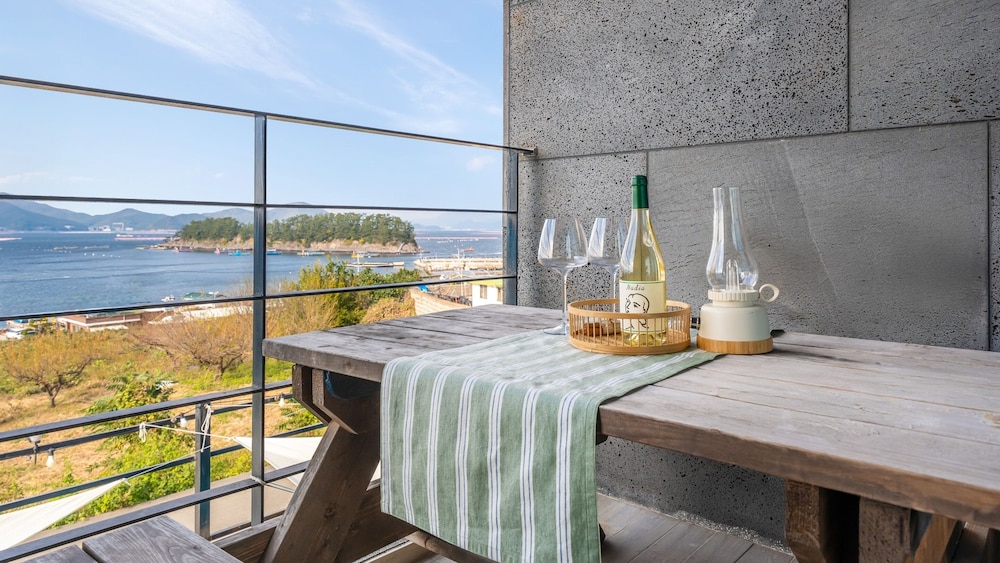 Geoje Ahat Spa Pension