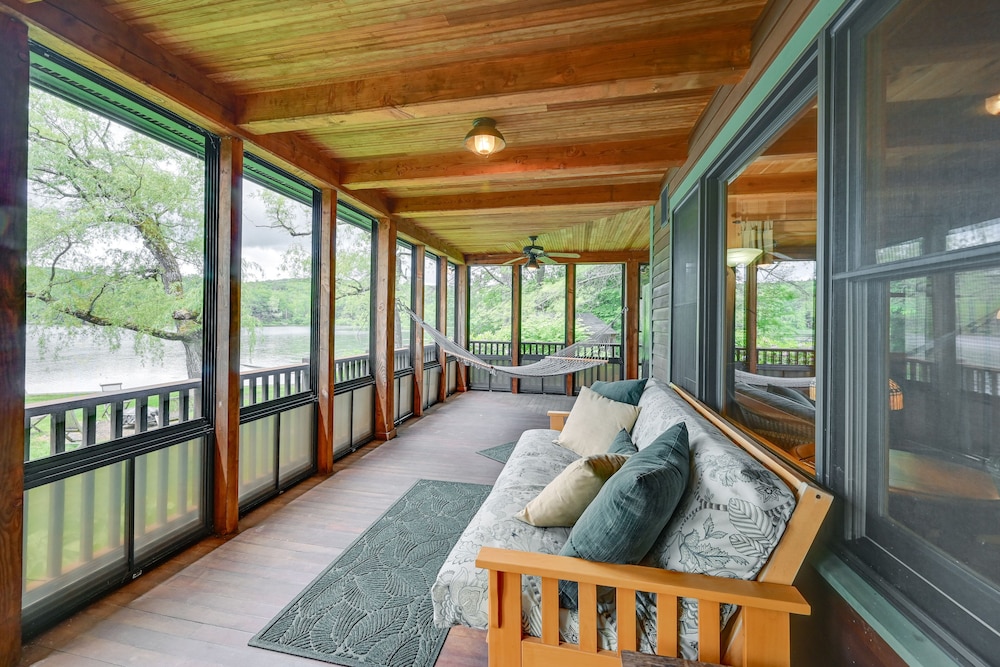 Lakefront Westhampton Cabin w/ Beach + Kayaks!
