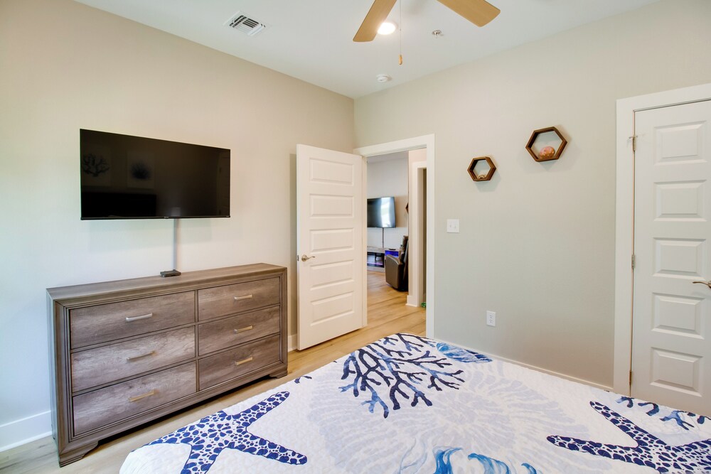 4 Mi to Rockport Beach Park: Home w/ Resort Perks
