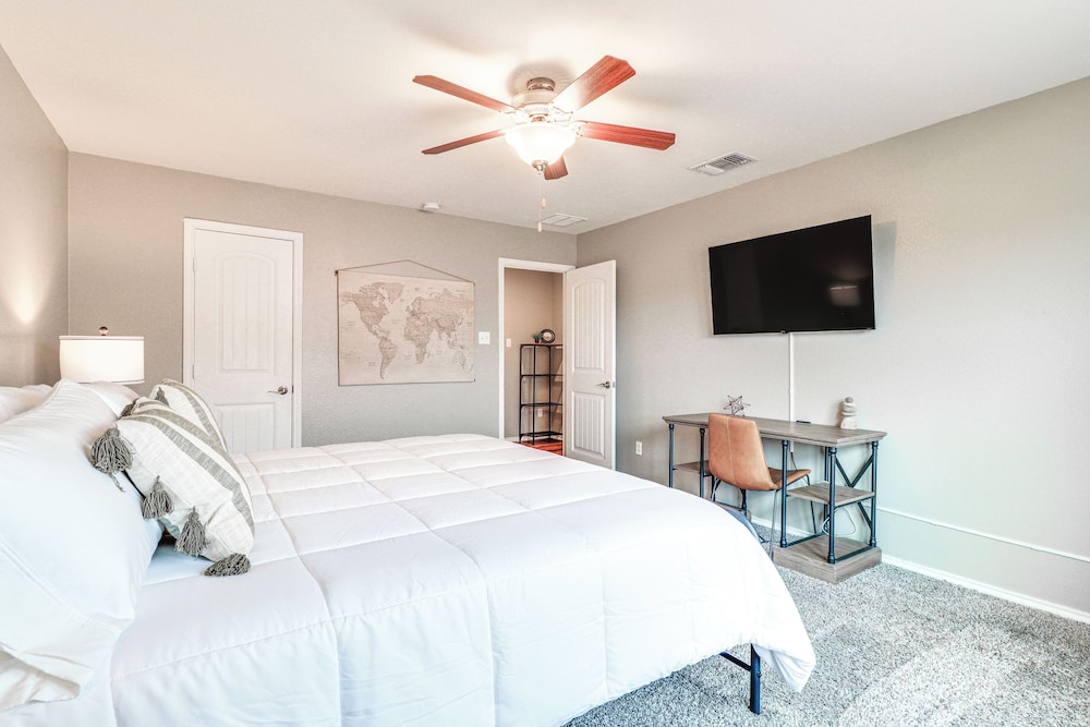 10 Mi to Dtwn Austin: Family Home w/ Communal Pool