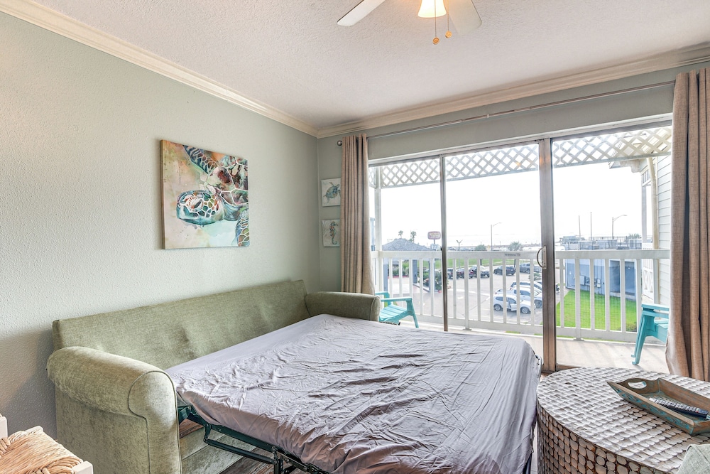 Pool & Hot Tub Access: Beachside Galveston Condo!