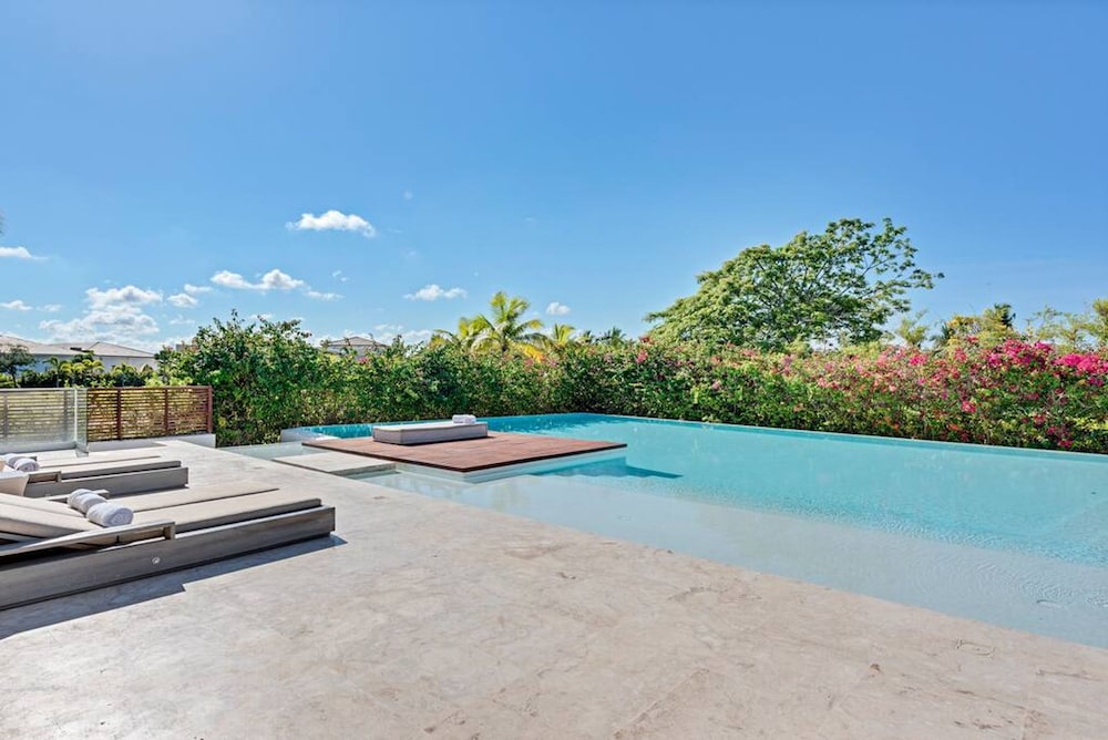 Modern Oasis Stunning Views of Golf Course River
