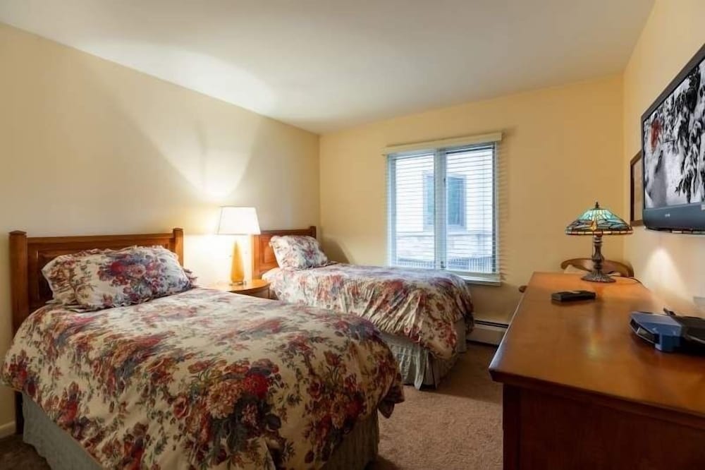 All Seasons Great Condo that is close to Gondola by RedAwning