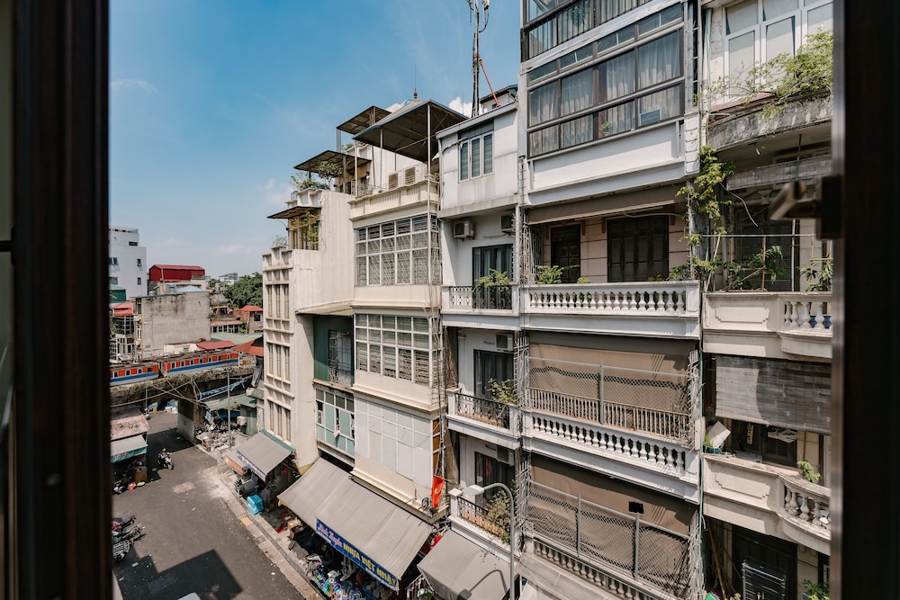 Tamundi Homestay Train street view