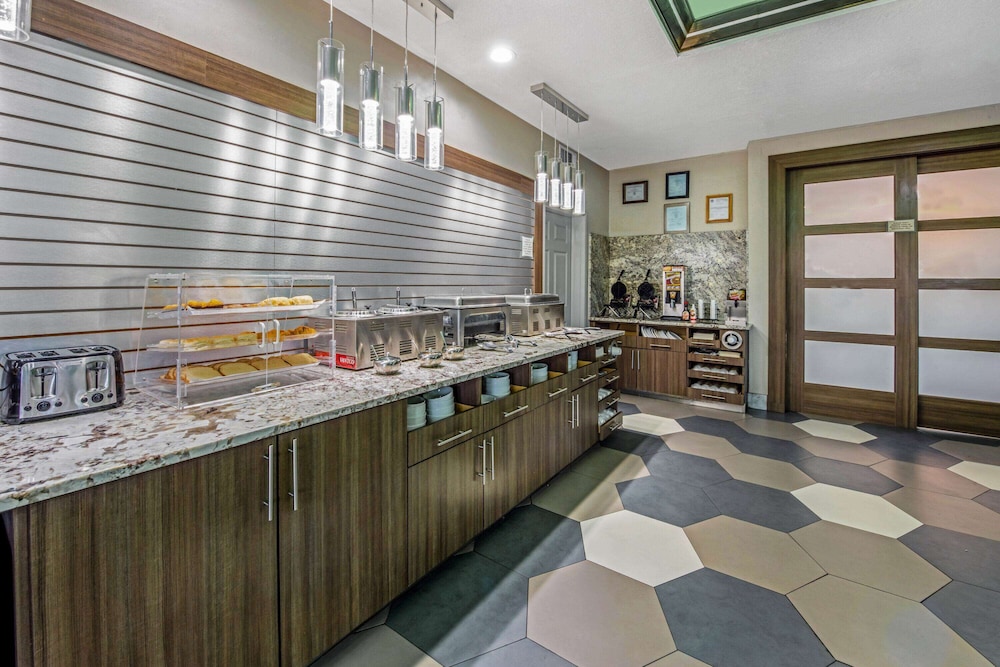 La Quinta Inn Suites by Wyndham Kingwood Houston IAH Airpt - Property Image 27
