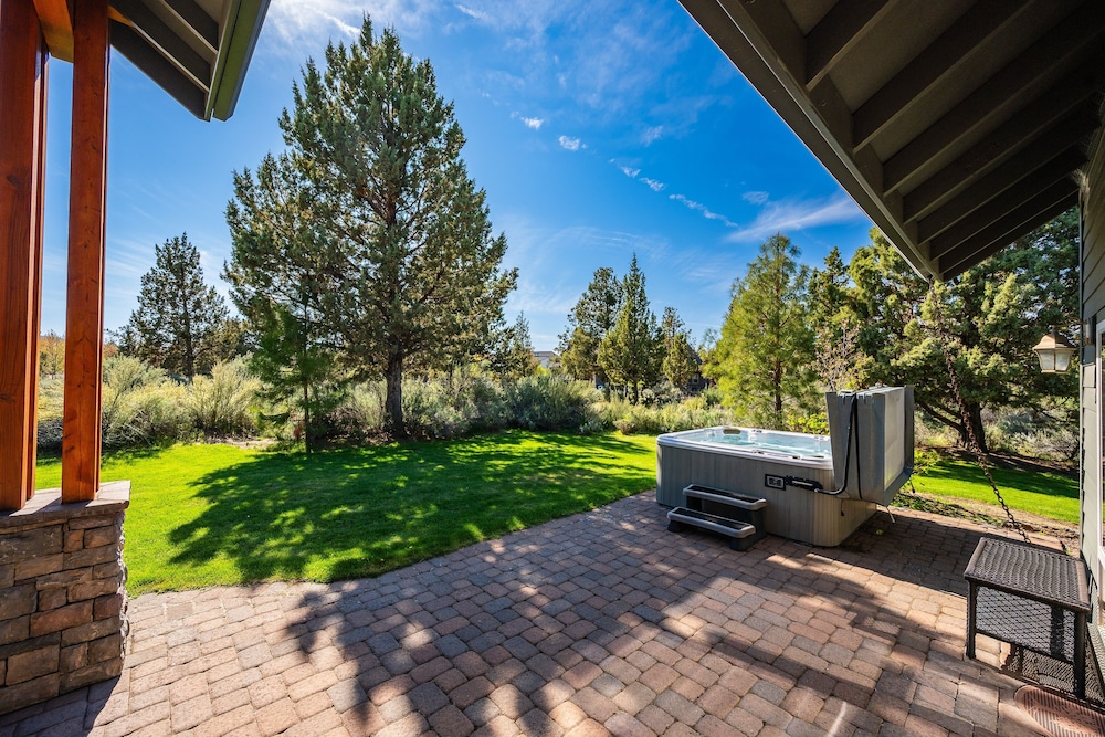 Family-Friendly Dara Oaks Home with Private Hot Tub and BBQ on the Deck by RedAwning