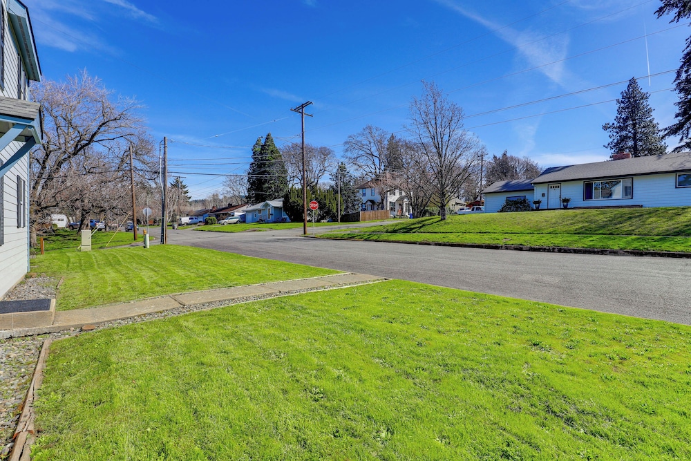 Hot Tub & Decks: Central Hood River Townhome!
