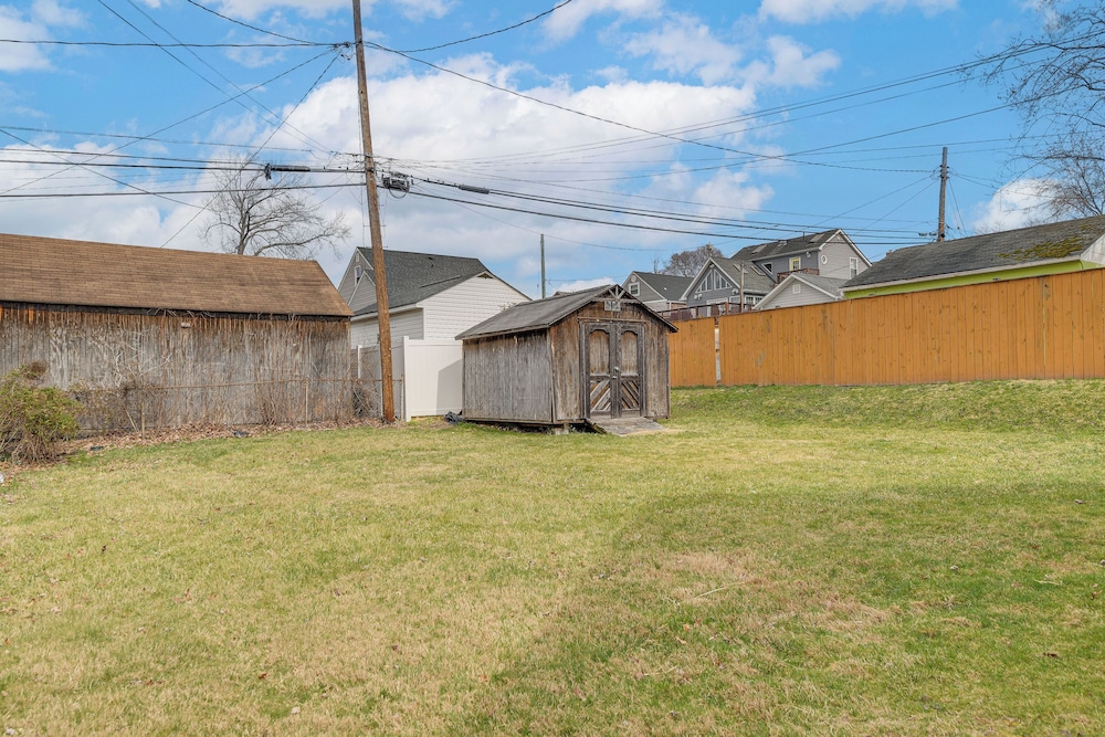 4 Mi to Universities: Quaint Parkville Apartment!