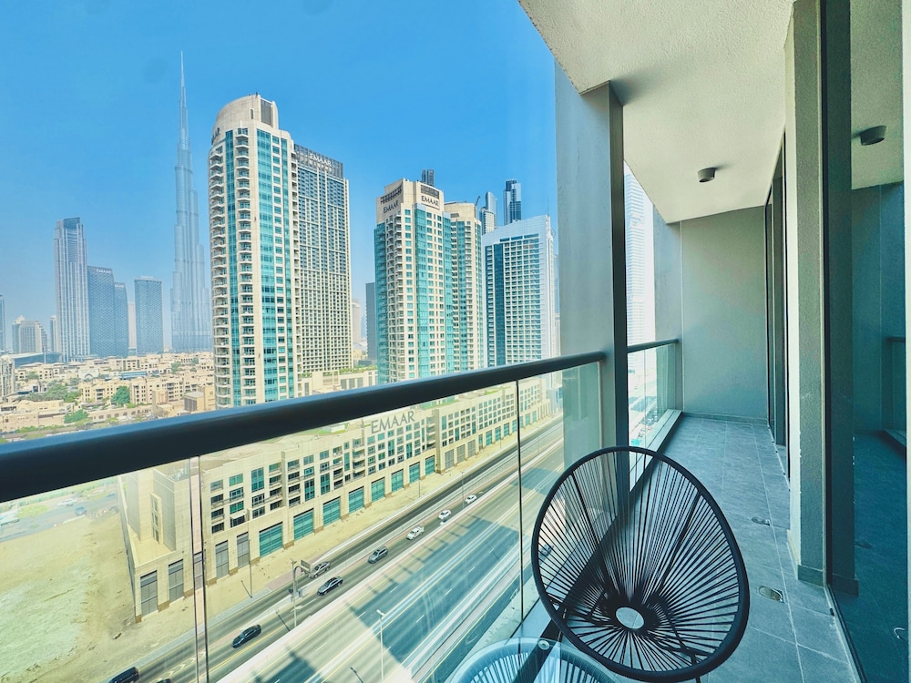 Venduras Chic 1BR Burj Views Sterling
