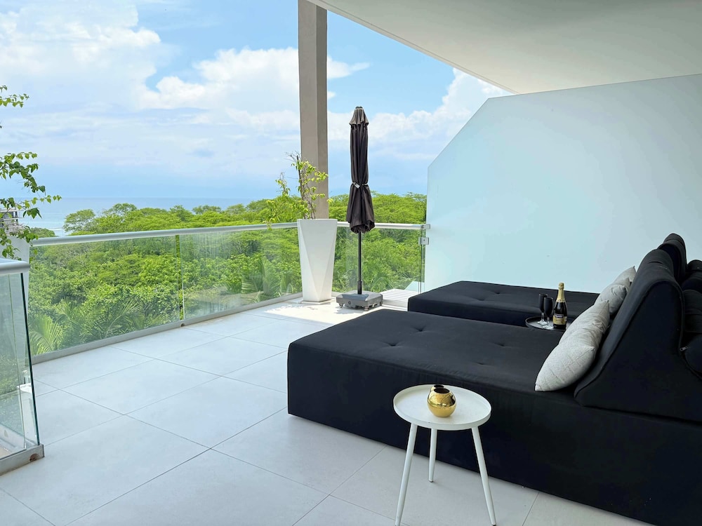 Luxury 2BR Bolongo Ocean View Private Beach