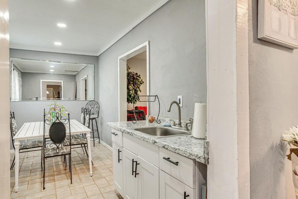 3 Mi to Dtwn Okc: Inviting Home w/ Yard!