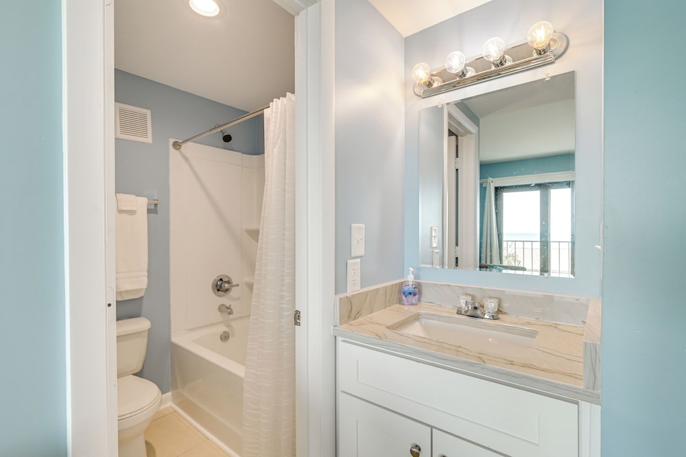Oceanfront Resort Condo w/ Balcony in Myrtle Beach