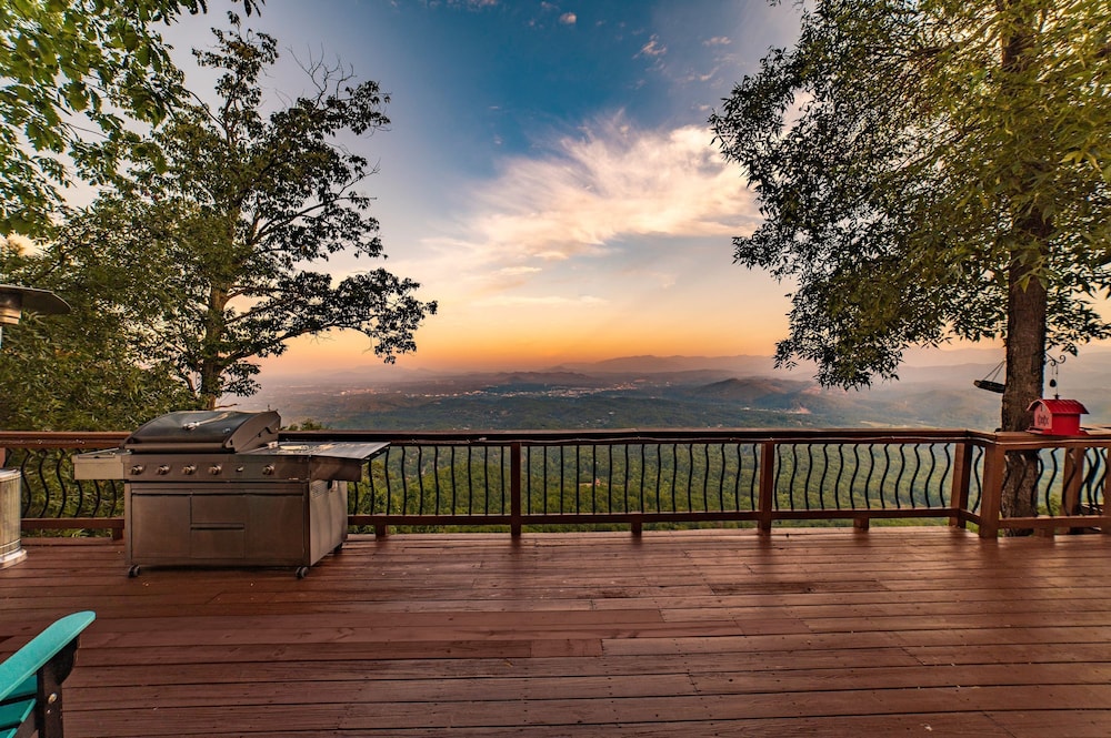 Unparalleled Views Deck w Hottub Game Room Pool Table Panorama by Avantstay