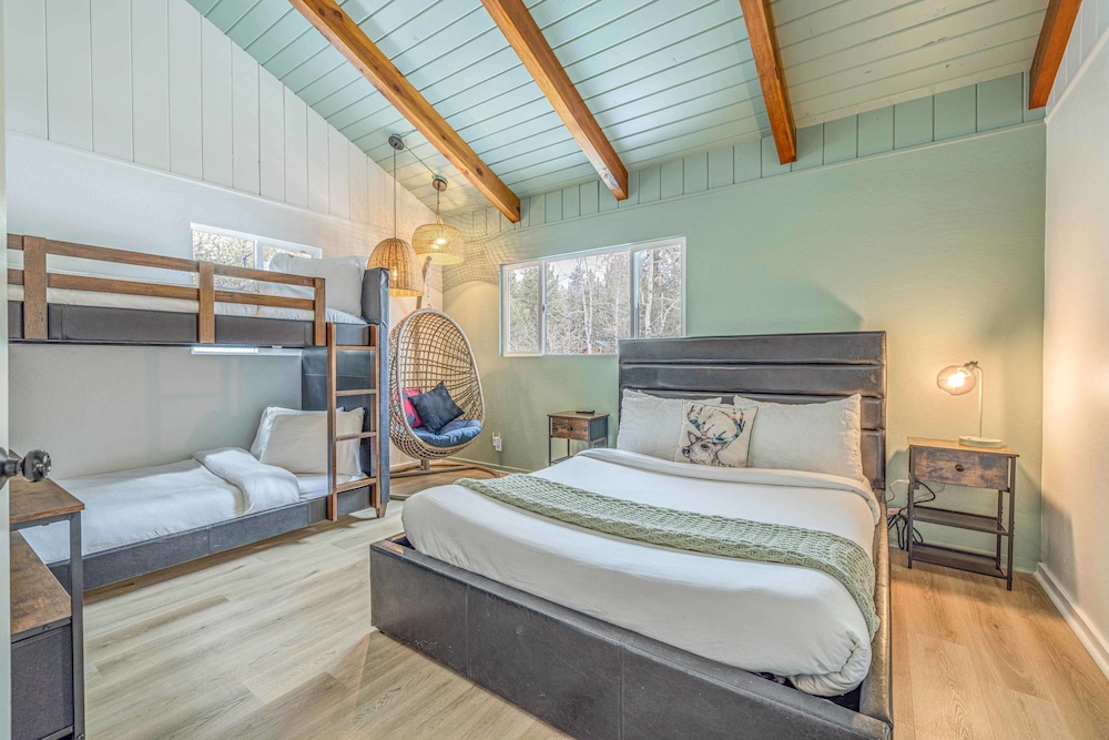 Quail Drive 2 Bdrm 1 Bath Modern Cabin Hot Tub