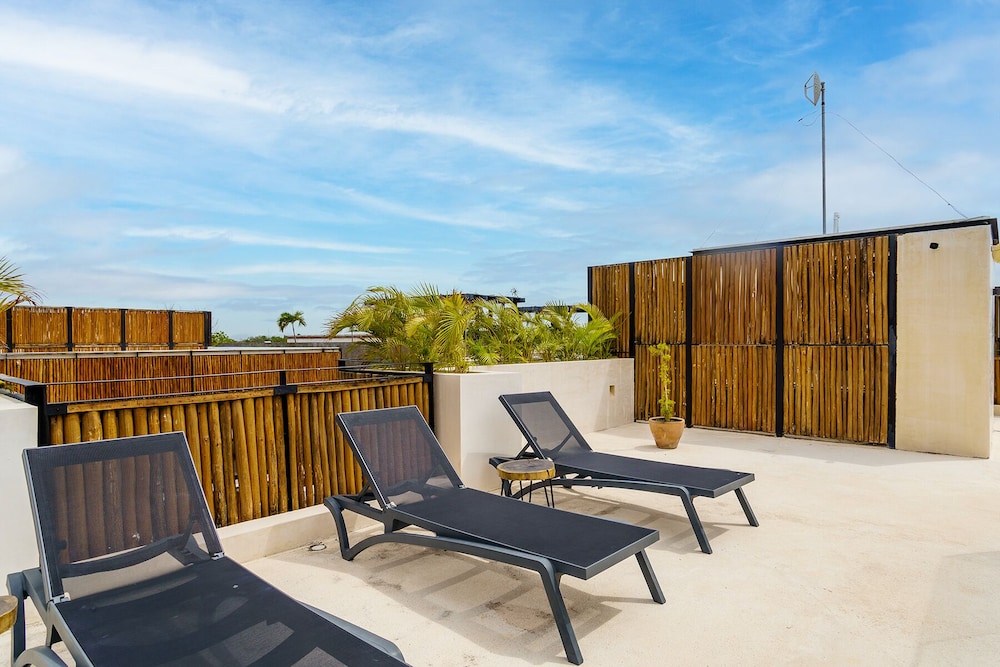 Luminous Private Pool Condo & Communal Rooftop Pool Lounge view 3
