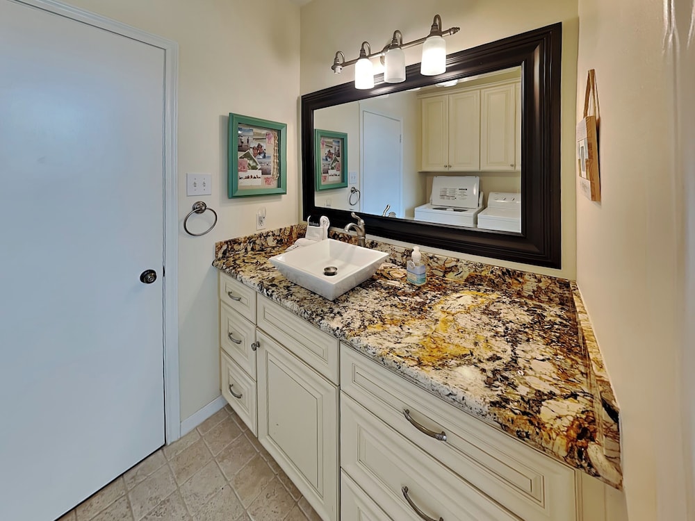 West Bay Getaway by Ryson Vacation Rentals